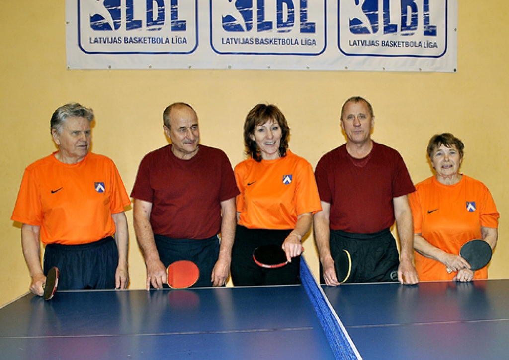 Bauskas komandai – Aivaram Kamolam (no kreisās), Valērijam Bobrovņikovam, Lidijai Martinkenai, Zigmantam Gulbim un Ilzei Cielavai – galda teniss ir pašapliecināšanās un veselīgas kustības prieks.