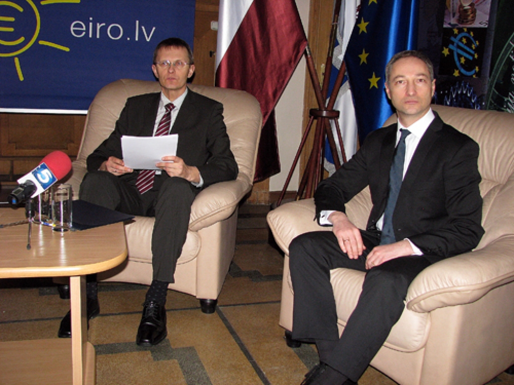 Pozitīvu Latvijas nākotnes redzējumu pēc eiro ieviešanas apraksta finanšu ministrs Andris Vilks (no kreisās) un tieslietu ministrs Jānis Bordāns.