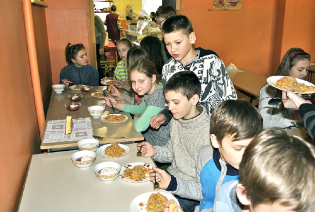 Pusdieno Bauskas pilsētas pamatskolas 5.a klases audzēkņi. 