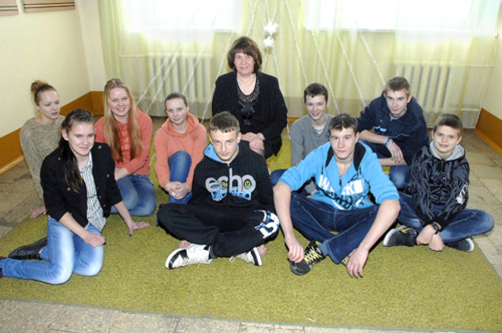 9.B KLASES AUDZĒKŅI: Juris Bojārs, Aļiks Čaplinskis, Ludmila Gušča, Loreta Jurkeviča, Andris Kalniņš, Olga         Skadorva, Melisa Alksne, Rihards Bondarčuks, Jānis Ņesterovs. Klases audzinātāja Zane Iesalniece. Fotografēšanās dienā skolā nebija Pētera Šterna, Ingas Komanes, Andreja Kozlova. 