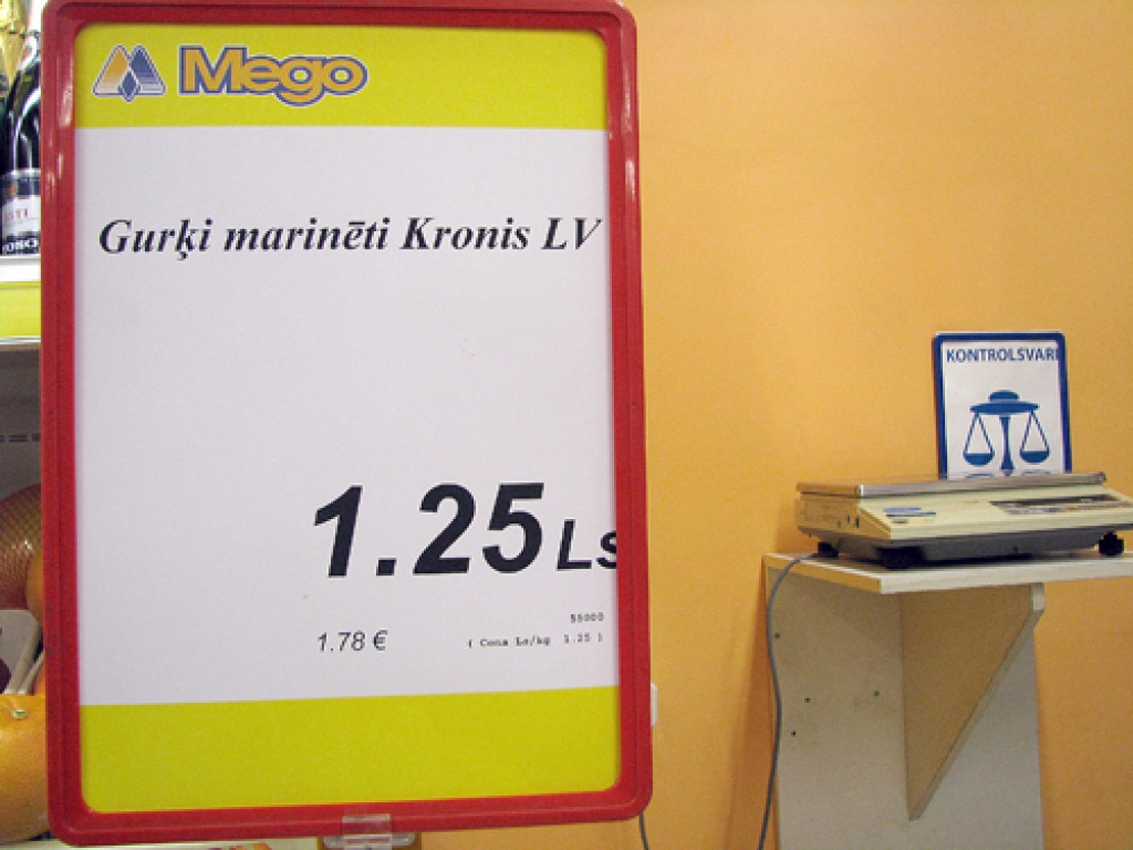 Pircējiem jāsāk pierast, ka produktu cenu eiro apzīmēs lielāks skaitlis. SIA «Kronis» marinētie gurķi tagad maksā 1,25 latus. No nākamā gada janvāra, iespējams, gurķu cena būs 1,78 eiro.