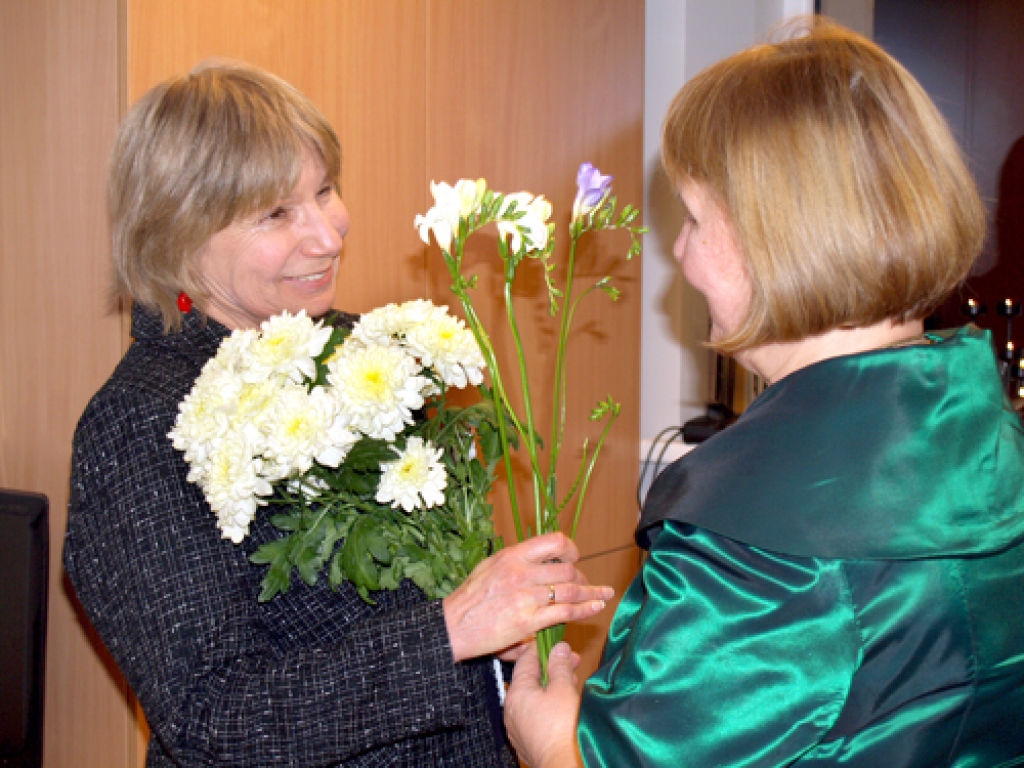 Režisorei Virdžīnijai Lejiņai par sirsnīgo tikšanos ar ziediem pateicas Bauskas Centrālās bibliotēkas darbiniece Astra Jaudzema. 