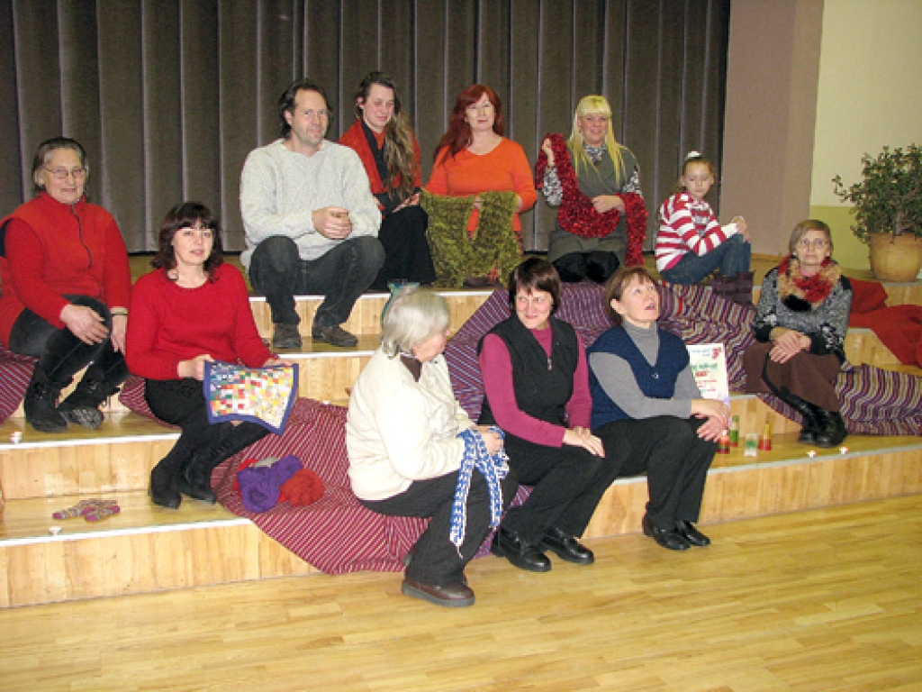 rokdarbnieki pēc kopīgas uzdziedāšanas dosies malkot tēju, pēc tam dāmas cita citai ierādīs savas amatu prasmes. 