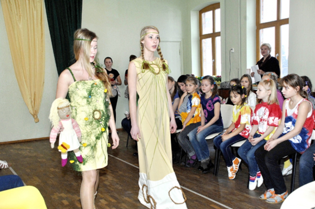 Jaunsaules pamatskolas 8. klases audzēknes Liena Vackare (no labās) un Elizabete Marta Mašēna skatē demonstrēja tērpu kolekciju «Dzeltenie aizkari». 