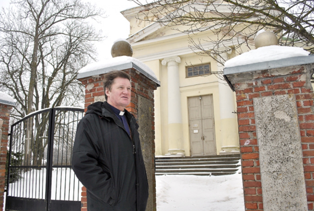 Juris Morics, draudzes mācītājs, teic – dievnams – sakrāls kultūras piemineklis, kuru mēs katrā apdzīvotā vietā pēc torņu smailēm ieraugām vispirms. Lai pašmāju ļaudis un ciema viesi ieraudzītu skaisti atjaunotu Vecumnieku dievnamu, vajadzīgs visu atbalsts.