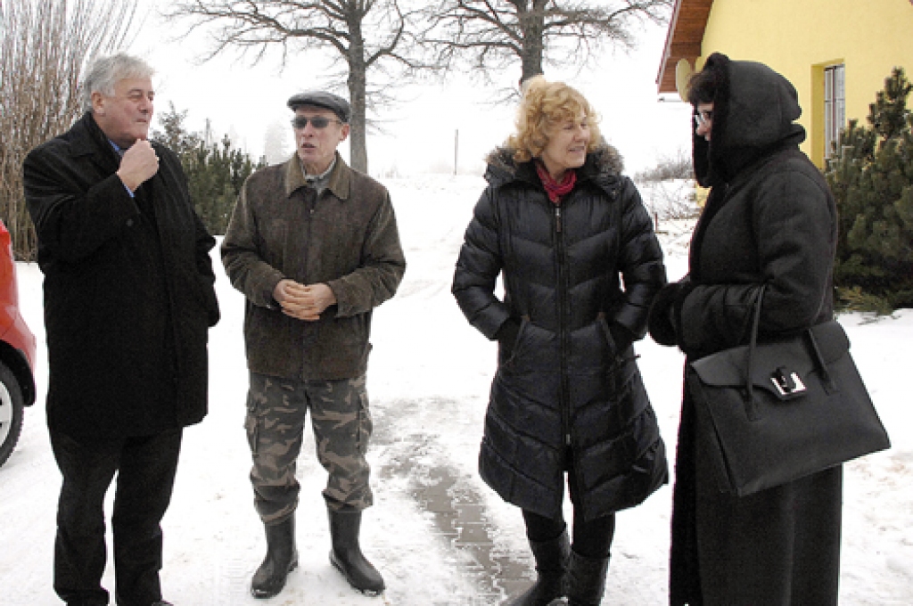 Aija un Jānis Rutkovski (centrā), Bauskas novada piena ražotāji, pērn februārī izrādīja savu saimniecību Eiropas Parlamenta deputātiem Sandrai Kalnietei (no labās) un Džeimsam Nikolsonam.