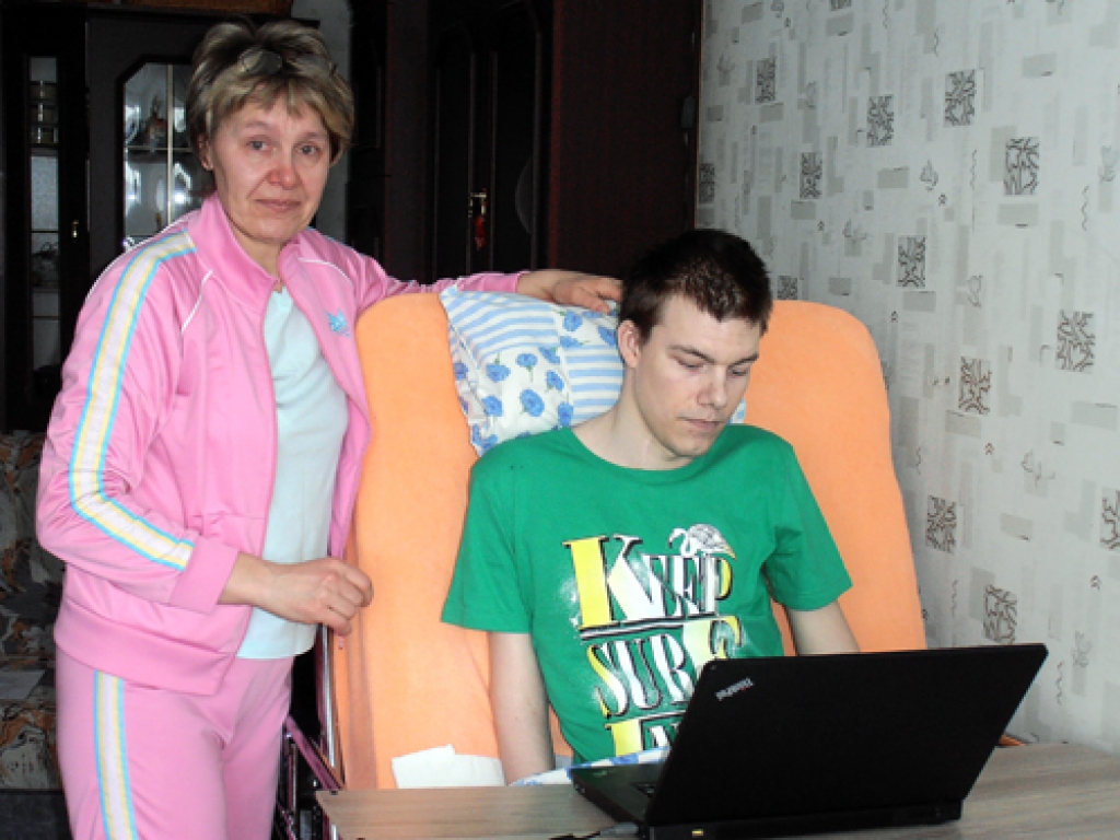 Mareka mamma Svetlana Moloičikova ir mediķe darbā un mājās, kur ikdienā kopj paralizēto dēlu. 