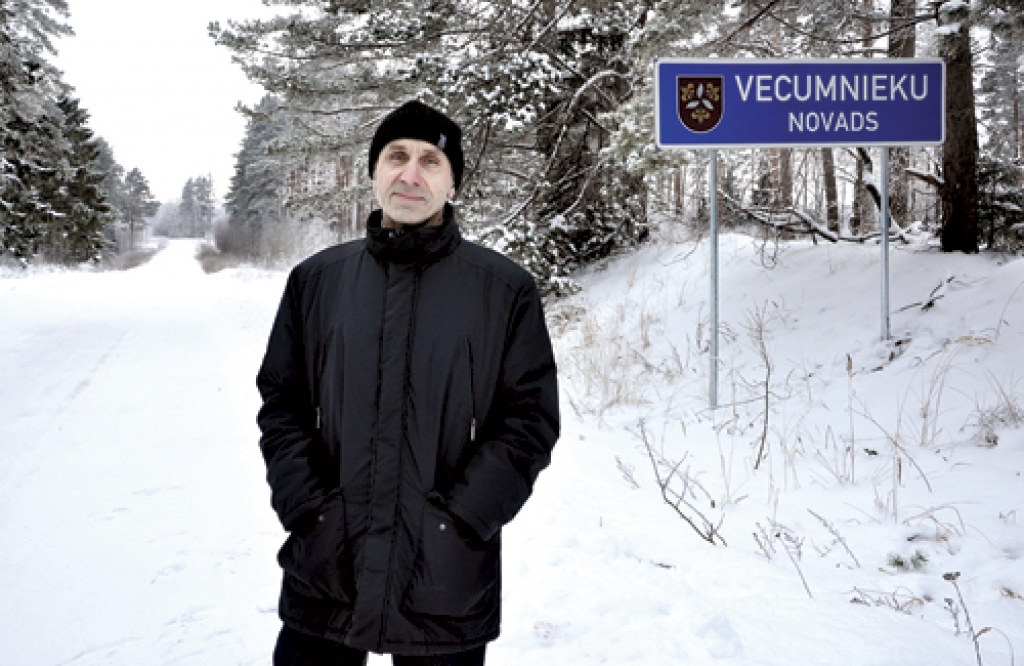 «Visu nevajag darīt pašam, bet pārzināt gan vajag – lai būtu pārliecība, ka viss ir kārtībā. Reizēm jau gribas būt «mazam ķeizariņam» un visu pārvaldīt, bet novada mērogā to vairs nevar atļauties. Pagastā varēja,» teic Vecumnieku novada domes priekšsēdētājs Rihards Melgailis.