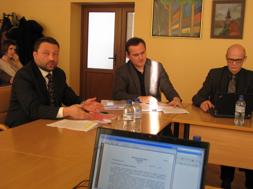 Skatot SIA «Bliks» kārtējo iesniegumu ar lūgumu ļaut Bauskas vecpilsētā, Rīgas ielā 27, ierīkot spēļu zāli, pretējus viedokļus pauda SIA «Bliks» pilnvarotais pārstāvis Guntis Lībers (no kreisās) un novada domes juridiskās nodaļas vadītājs Modris Mākulēns.
Autors: Vilnis Auzāns