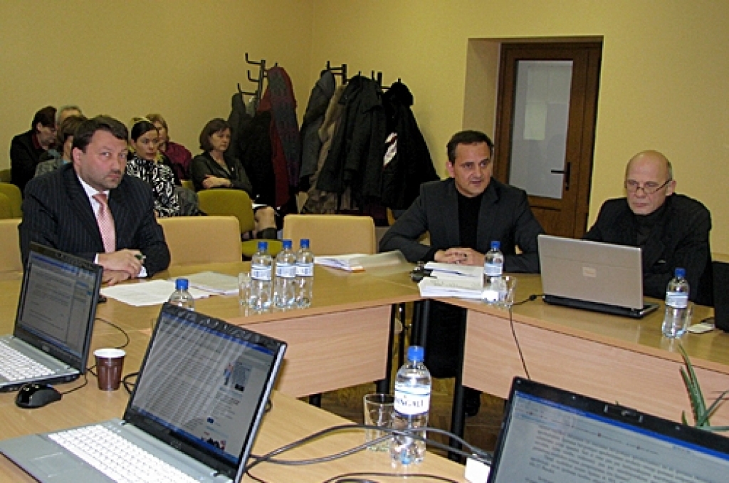 Jau pērnā gada 28. novembrī Bauskas novada domes sēdē savus argumentus par un pret spēļu zāles atvēršanu Rīgas ielā 27 pauda SIA «Bliks» pilnvarotais pārstāvis Guntis Lībers (no kreisās) un novada domes juridiskās nodaļas vadītājs Modris Mākulēns
Autors: No arhīva.