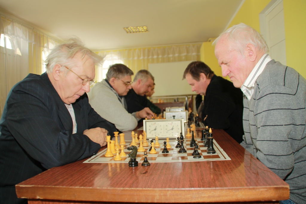 Ivars Smilga (no kreisās) tiekas pie šaha galdiņa ar trešās vietas ieguvēju Česlavu Voitehoviču. 
Autors: Uldis Varnevičs