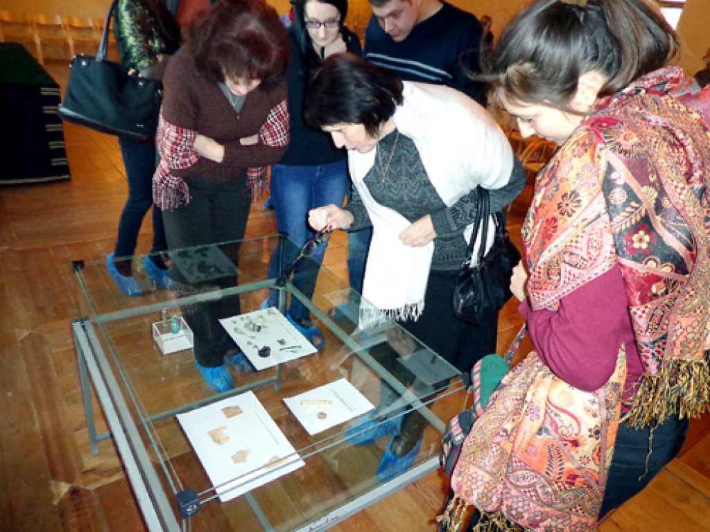 Senā dzīvesveida skolas apmeklētāji Bauskas pilī vēro vēsturiskos skaistumkopšanas priekšmetus, kas iegūti arheoloģiskajos izrakumos un tagad izlikti izstādē.
Autors: Ligita Asare