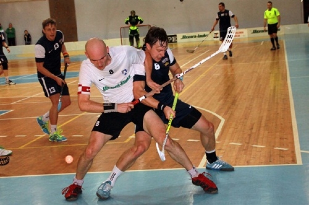 Pēteris Maziks (baltajā kreklā) pret Kārli Bulānu – cīņā par bumbiņu liek lietā ne tikai nūju, bet arī muskuļus. 
Autors: Uldis Varnevičs