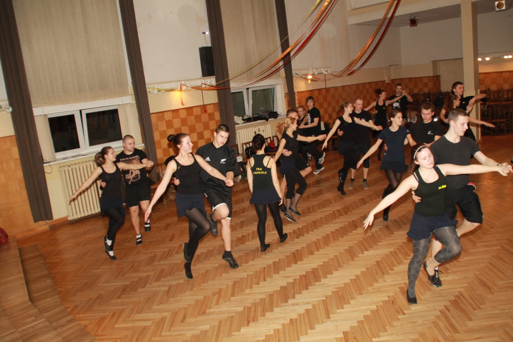 Bauskas kultūras centra tautas deju ansamblis  «Jandāls» mēģinājumā Bauskas Valsts ģimnāzijas aktu zālē.
Autors: Uldis Varnevičs