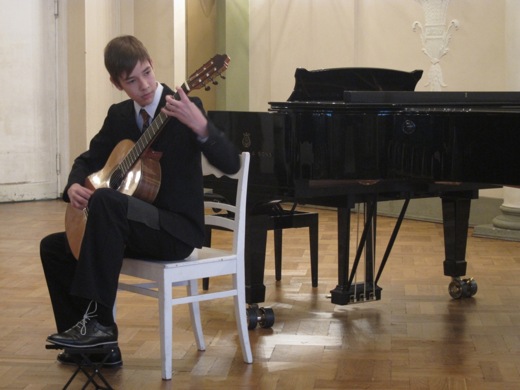 Hugo Huberts Puriņš, 5. ģitāras spēles klases audzēknis, uzstājas konkursā.
Autors: No skolas arhīva.