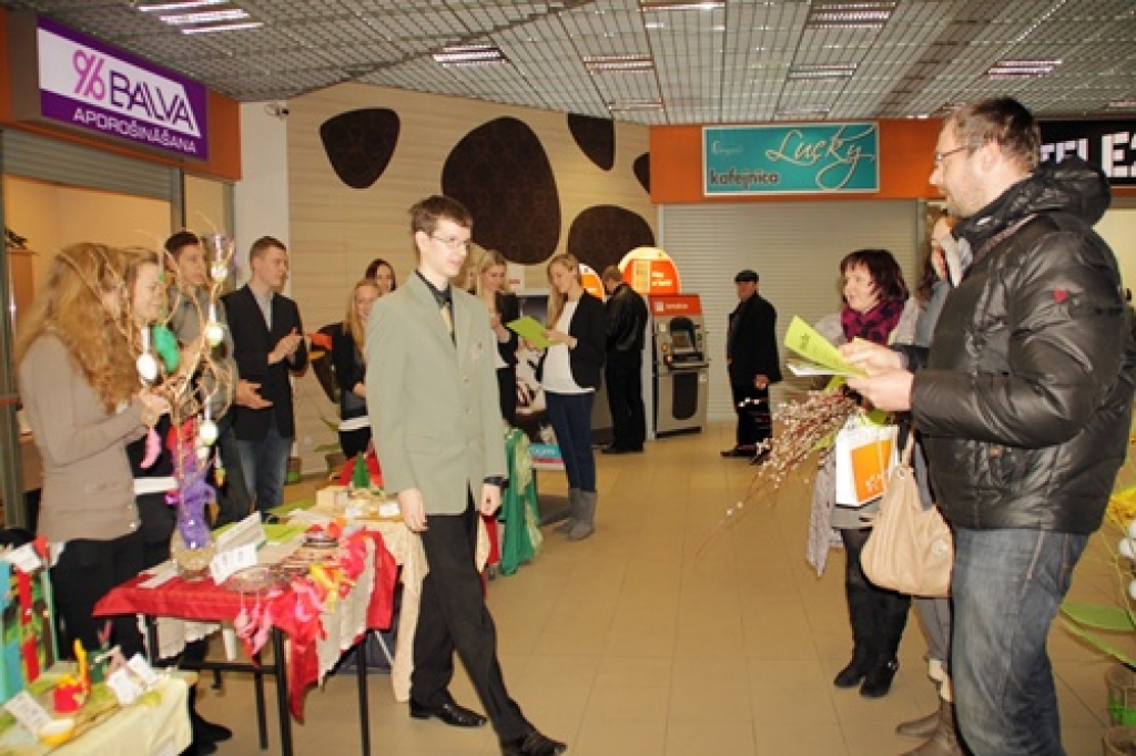 Skolēnu mācību uzņēmumu tirdziņš Pūpolsvētdienā, 24. martā, notika tirdzniecības centrā «Rimi Bauska». Piedalījās deviņi uzņēmumi. 

Pasākumu organizēja Īslīces vidusskolas skolotāja Rita Straumīte un Bauskas Valsts ģimnāzijas un Bauskas...
Autors: Uldis Varnevičs