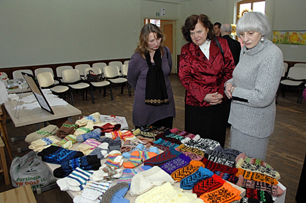 Bauskas amatniecības un mākslas centrā «Bauskas skapis» 21. martā skanēja latviešu un lietuviešu valoda. Cikla «Meistarstāsti «Bauskas skapī»» kārtējā nodarbībā savas prasmes demonstrēja Biržu rajona amatnieki. 
Autors: Ivars Bogdanovs