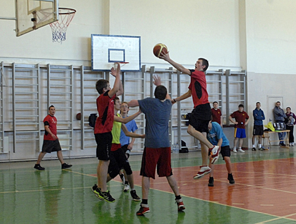 Rundāles novada basketbola turnīrs, kur par medaļām cīnījās četras novada komandas, notika svētdien, 17. martā, Pilsrundāles vidusskolas sporta zālē.

Sacensībās uzvarēja Svitenes komanda, izcīnot uzvaru visās spēlēs.Uzvarētāju komandā...
Autors: Ivars Bogdanovs