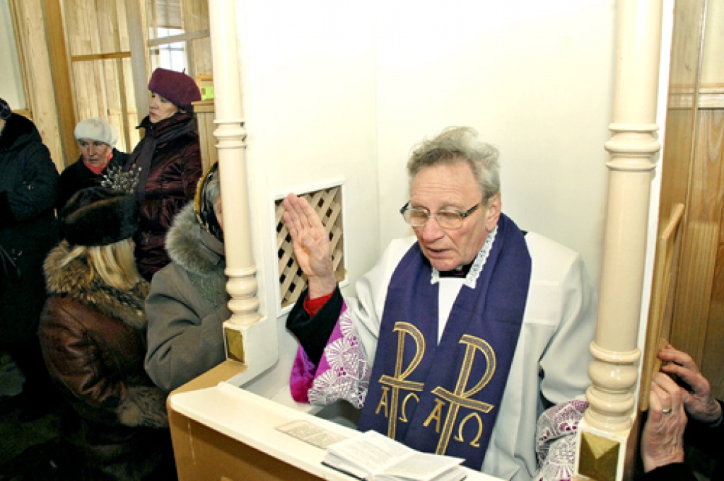 Katoļticīgie pirms lielajiem svētkiem iet pie grēksūdzes, lai nostātos pie Kristus kapa tīri miesā un garā. Prāvesta monsinjora Jāņa Zviedrāna pienākums ir uzklausīt šo grēksūdzi. 