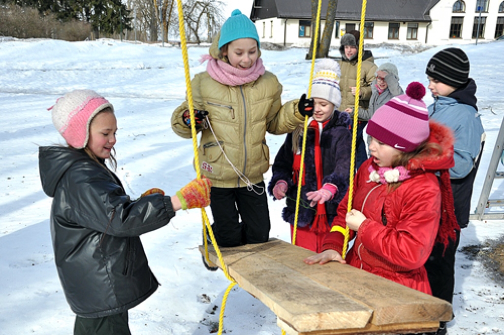 Pirms šūpošanās klātesošie steidza šūpoles izrotāt ar dzīpariem, jo Lielajā dienā tām jābūt košām un izgreznotām.