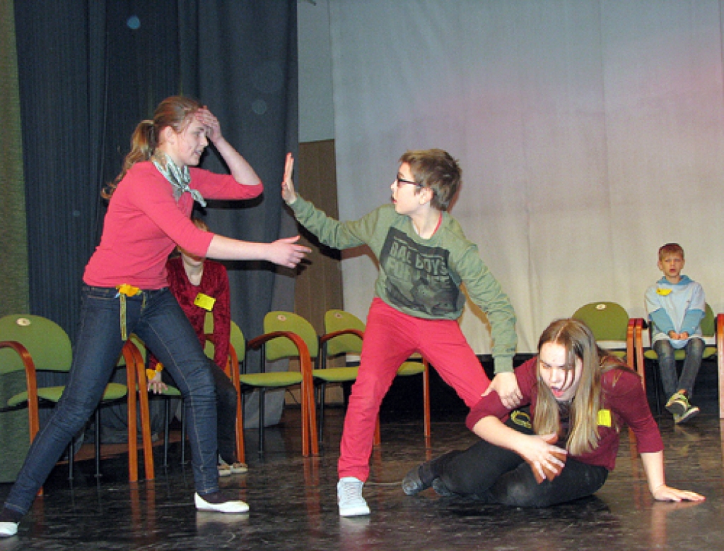 Iecavas vidusskolas komanda izspēlē etīdi par notikumiem zobārsta kabinetā, kurā pludo grīda un no griestiem birst ozolzīles. 