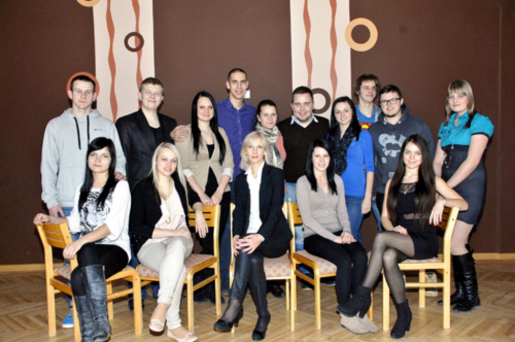 BAUSKAS 2. VIDUSSKOLAS 12.b KLASE: Verners Bergmanis, Elinda Bogdanova, Santa Bundure, Andris Dmitrijevs, Klinta Gilberte, Liāna Grīnberga, Kristīne Kūlmane, Aiva Kvedare, Eduards Ļeonovs, Elgars Artis Mediņš, Agnese Nikolajeva, Mārtiņš Poļakovs, Jevgēņijs Saveļjevs, Elīza Viļuma un klases audzinātāja Iveta Leitlante. Fotografēšanās dienā klāt nebija Lindas Eizes. 