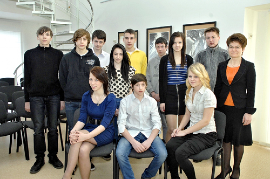 BAUSKAS 2. VIDUSSKOLAS 9.b KLASE: Edgars Eizis, Viktorija Fedurcja, Viktorija  Foigta, Emīls Ivzāns, Roberts Krohmaļčiks, Veronika Lisovska, Sintija Neimane, Juliāns Popovičs, Māris Puķāns, Dmitrijs Sokoļenko, Andris Jurģis Zālītis un klases audzinātāja Svetlana Jurčenoka. Fotografēšanas dienā skolā nebija Renāra Anuža, Andreja Borisenkova, Raita Čepuka, Ruslana Gunkina, Anastasijas Jefremovas, Modra Helvija Meijera, Eināra Pintes, Gitas Sakalauskas. 