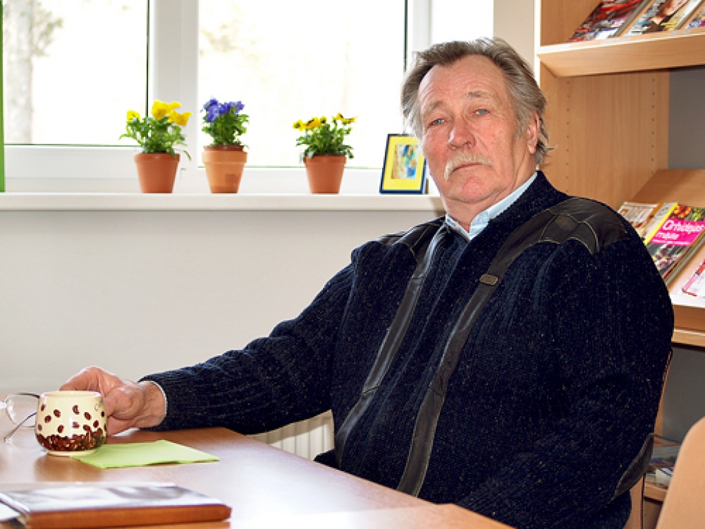 Ērika Granta pašcieņu un galanto izturēšanos pret līdzcilvēkiem Sibīrijas laiks un padomju režīms nav izdzēsis. 