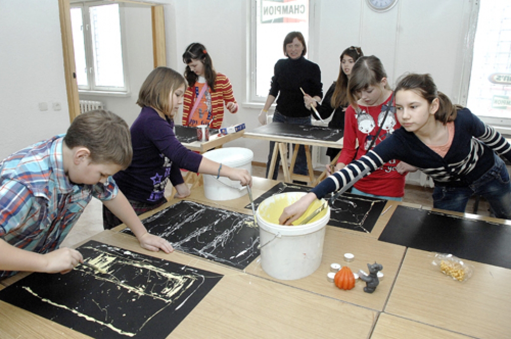 AINA PUTNIŅA (centrā), mākslas programmas pedagoģe, kopā ar bērniem un kolēģēm jaunajā klasē radījuši mākslinieciski brīvu un radošu gaisotni.