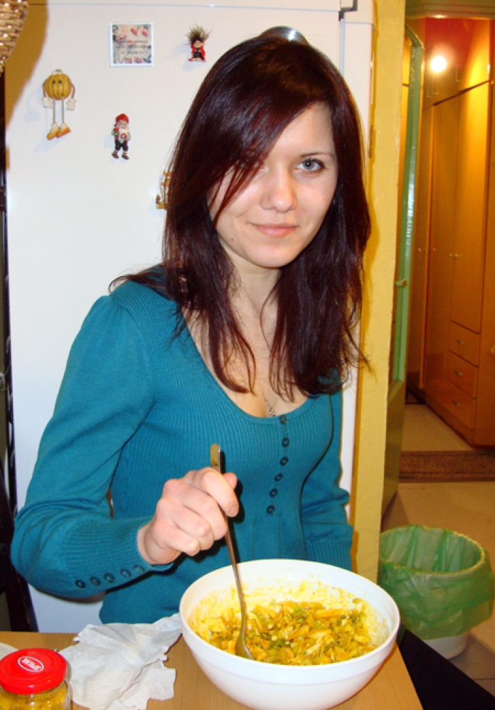 Vita gatavojas dienas svarīgākajai maltītei – pusdienām.