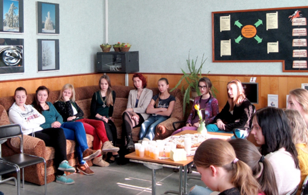 Žūrijas dalībnieki saņēma balvas. 