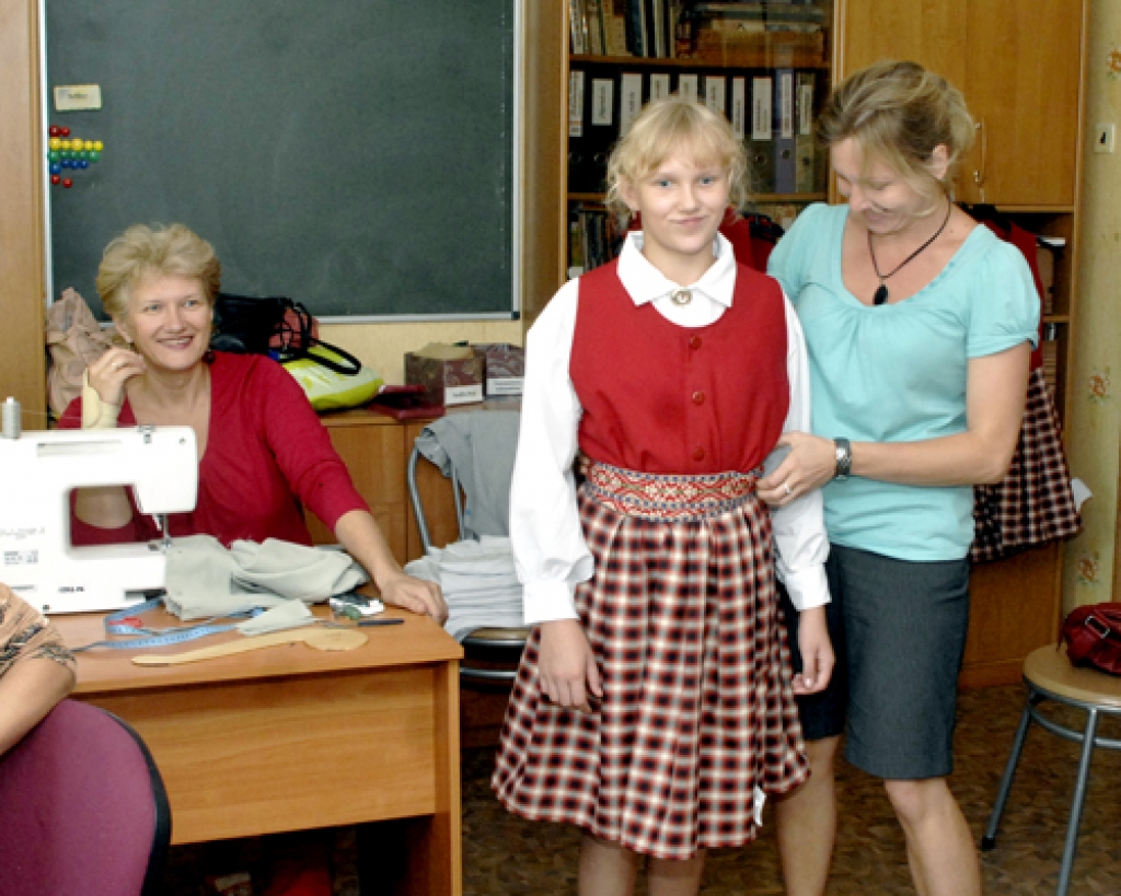 Ozolaines skolotāju projekts, kurā pedagogi paši sašuva tautastērpus skolas audzēkņiem, pērn tika atzīts par uzvarētāju. 
