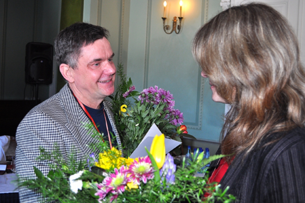 Uldis Ērglis, Bauskas novada veterinārārsts, līdz ar citiem sešiem kolēģiem saņēma «Sudraba skalpeli» par izcilu profesionālo veikumu.