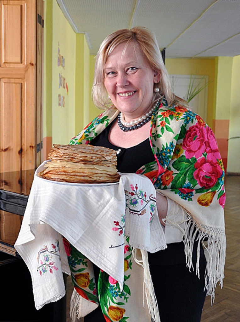 Sandra Vēvere ar Masļeņicas pankūkām.