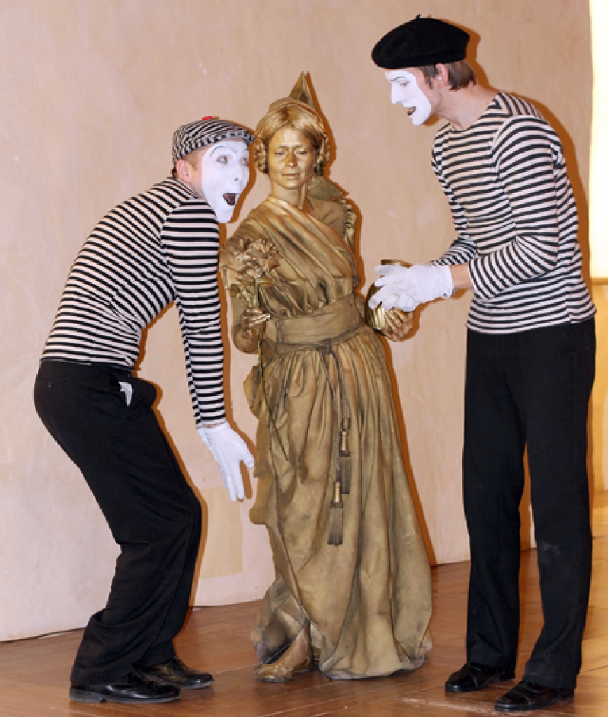 Mīmu duets «Tādi esam» kopā ar dzīvo statuju.