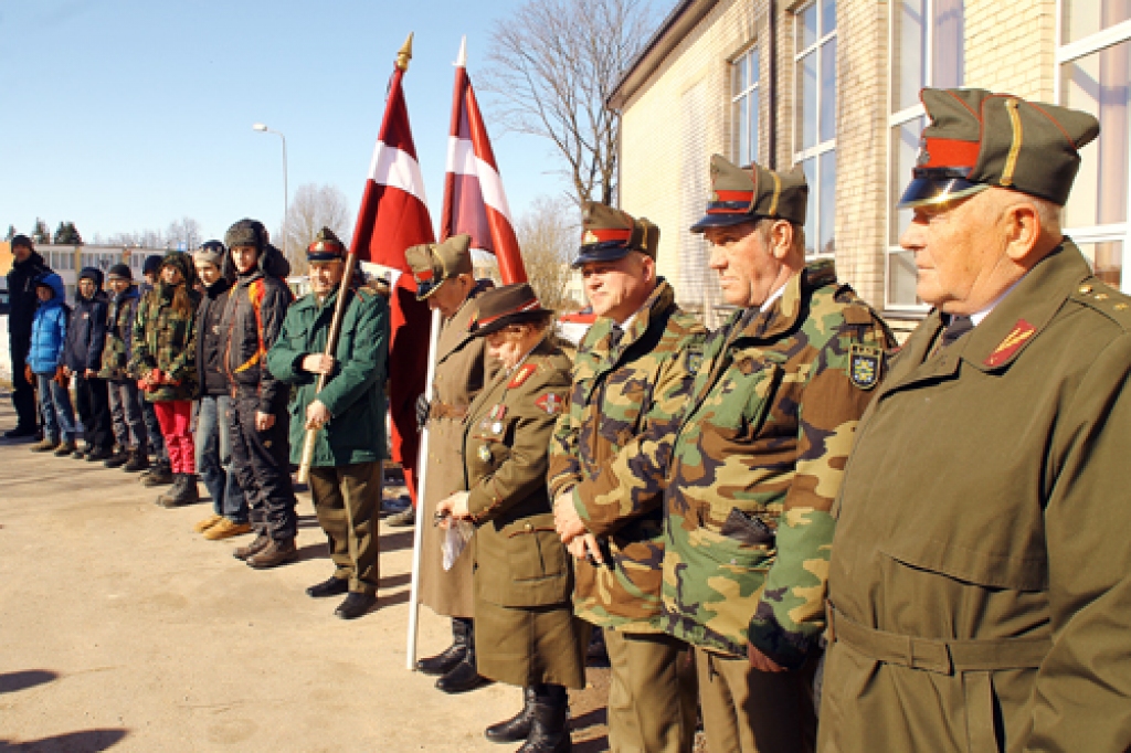 Divas paaudzes vienā rindā – Vecumnieku jaunsargi un Latvijas aizsargi. 