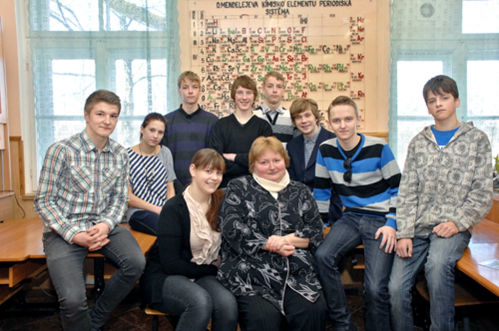 DZIMTMISAS PAMATSKOLAS 9. KLASE: Līga Skuja, Kristiāna Jerķe, Henriks Matuševs, Raivo Feldmanis, Raivo Vorona, Gvido Vorona, Edgars Skrastiņš, Raivis Šastakovičs, Edgars Beijers un klases audzinātāja Velga Ērgle. Fotografēšanās dienā skolā nebija Armanda Ankviča un Kristiānas Sauškinas.