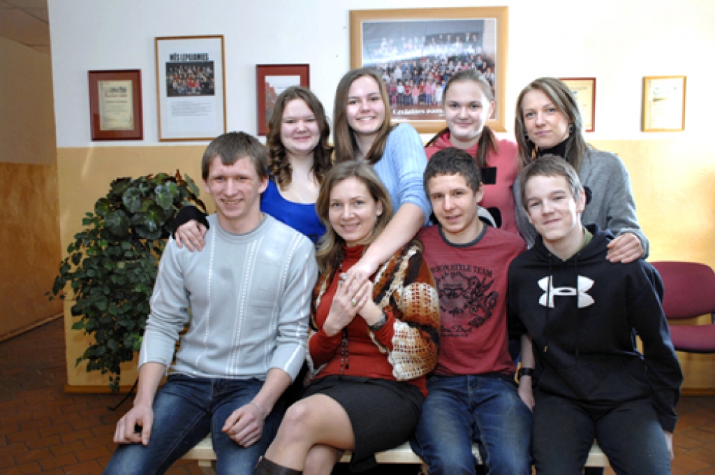 OZOLAINES PAMATSKOLAS 9. KLASE: Renita Ķēniņa, Aleksandrs Gricuns, Katrīna Dasjukēviča, Beāte Elīna Krišjāne, Andrejs Pakalns, Laura Pavloviča, Mārtiņš Purgailis un klases audzinātāja Elīna Baltgalve. Fotografēšanās dienā skolā nebija Andreja Tihonova un Līgas Smalganovičas. 