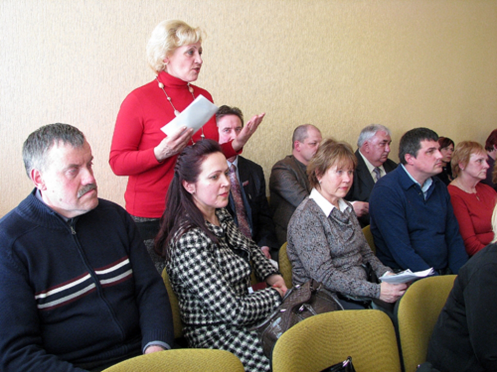 Daigas Vīlipas, Griķu pamatskolas direktores, balsī skanēja sašutums par deputātu darba stilu: «Ar mums, skolu direktoriem, neviens neparunā, neuzprasa mūsu viedokli. Sestdienas rītā mēs atveram portālu bauskasdzive.lv un tur uzzinām, ka deputāti grib likvidēt Izglītības pārvaldi.»