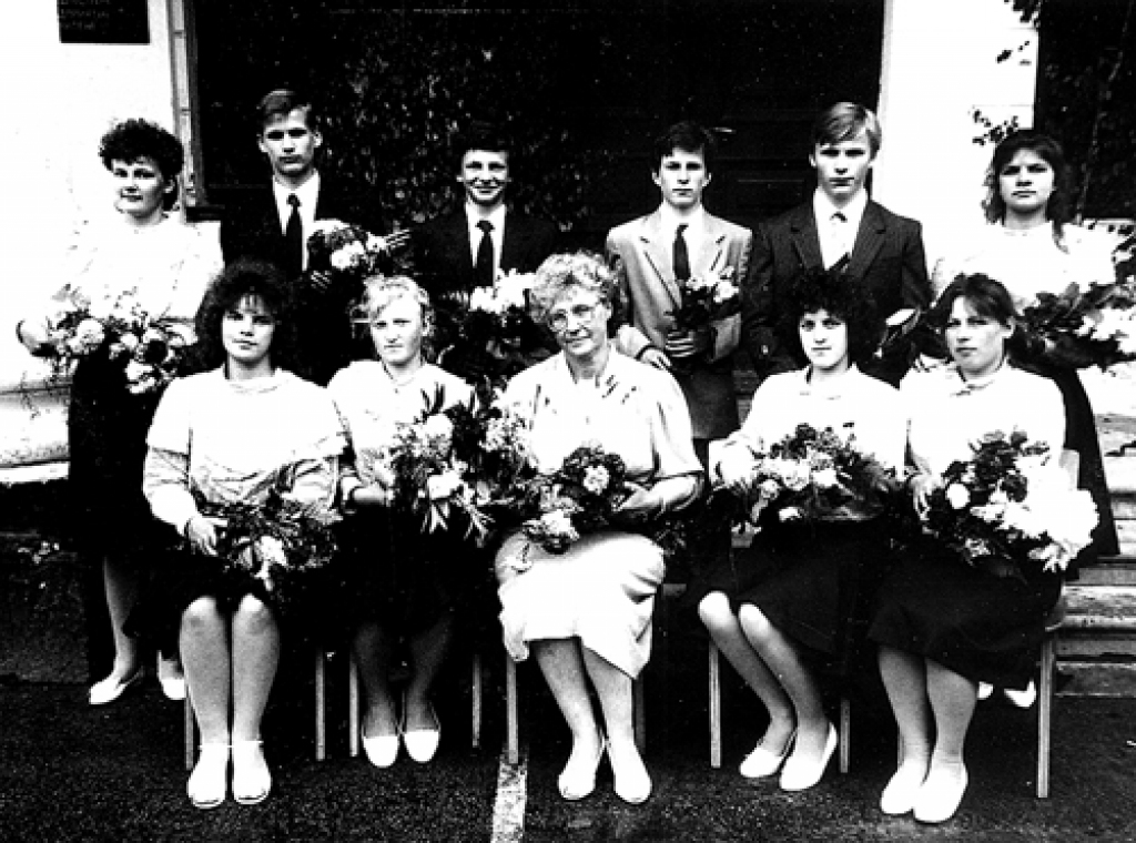 Jubilāre ar pēdējo audzināmo klasi 1992. gada izlaidumā. 