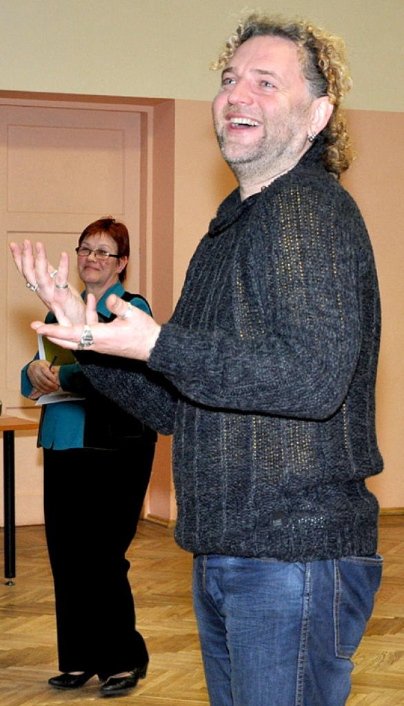 Jānis Purviņš, deju svētku virsvadītājs, Vecumniekos bija ieradies, lai palīdzētu novada astoņiem deju kolektīviem «pieslīpēt» skatē rādāmos priekšnesumus.