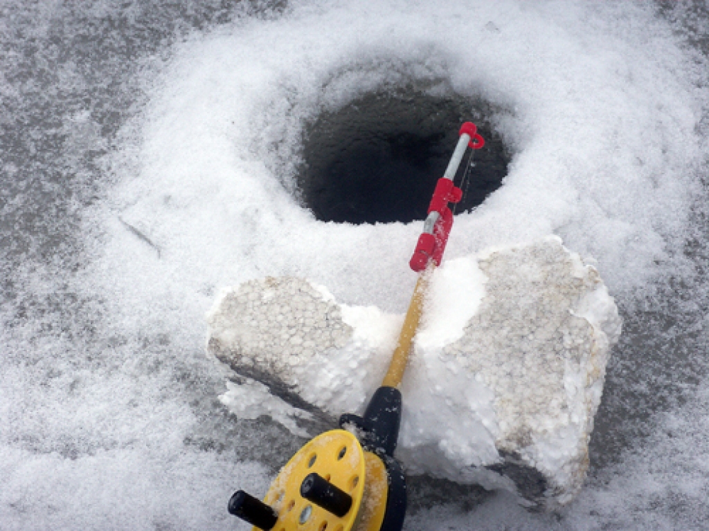 Makšķerīte. Teorētiski var izmantot jebkuru ziemas makšķerīti, taču pieredzējušu makšķernieku pieredze rāda, ka ērtāk copēt, ja kātiņam ir kājiņas, kas paceļ virs ledus. Var arī šādā veidā (kā attēlā) «uzbūvēt» paliktni no putuplasta un iziet no situācijas.