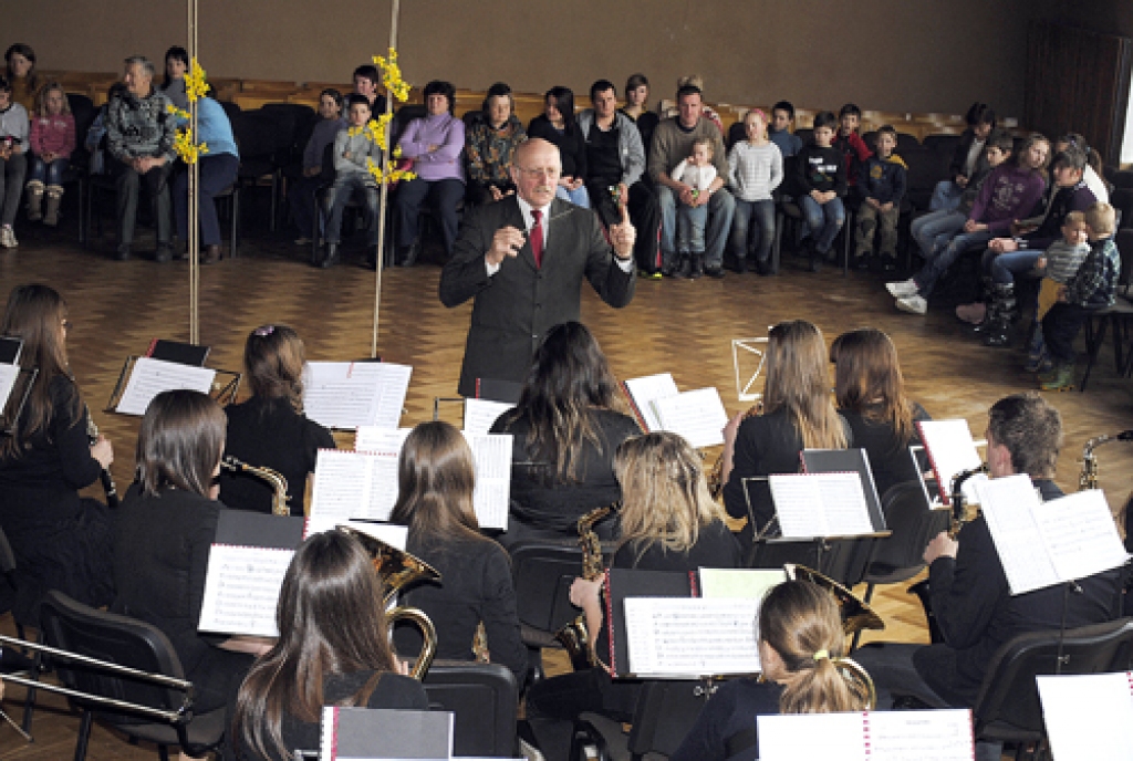 Jāņa Kalniņa vadītais Skaistkalnes pūtēju orķestris vienā no koncertēšanas reizēm Misas tautas namā. 