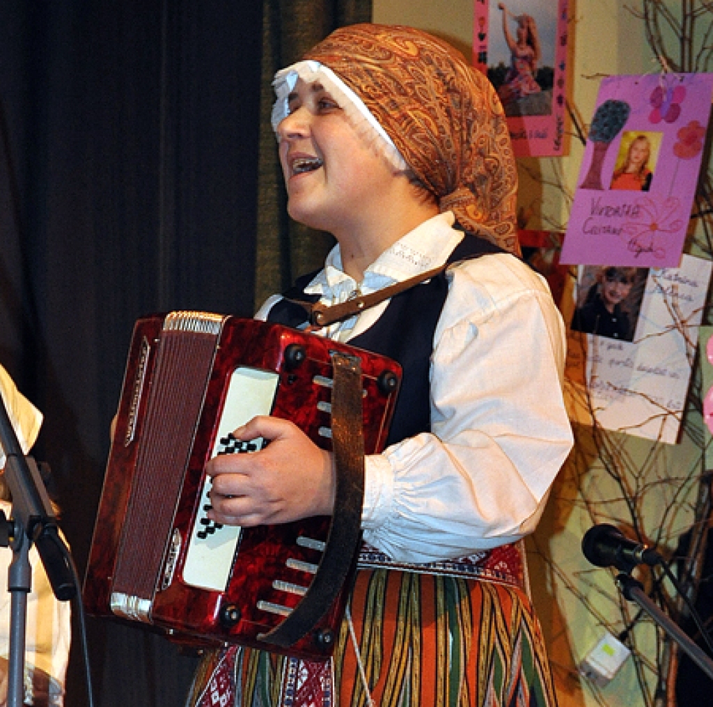 Kristīne Karele «Tarkšķu» uzstāšanās reizē.