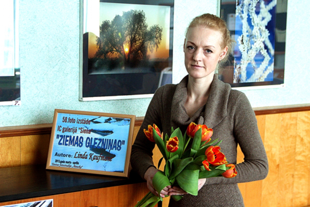 Linda Kaufmane, tautas fotostudijas «Bauska» vadītāja, savas personālizstādes atklāšanā Bauskas Valsts ģimnāzijā. 