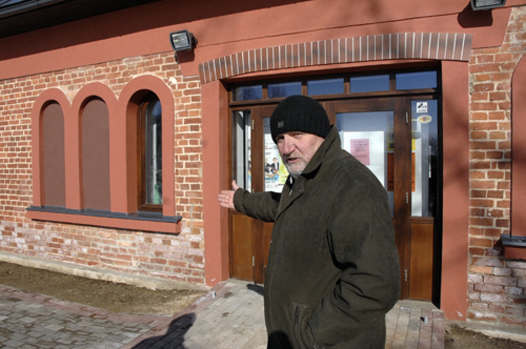 Indulis Ķikuts, Vecsaules pagasta iedzīvotājs, «Bauskas Dzīvei» vairākkārt ziņojis par, viņaprāt, nelikumībām saieta nama rekonstrukcijā. Taču ne reizi viņš nav spējis uzrādīt dokumentus, pamatotus aprēķinus saviem spriedumiem. 