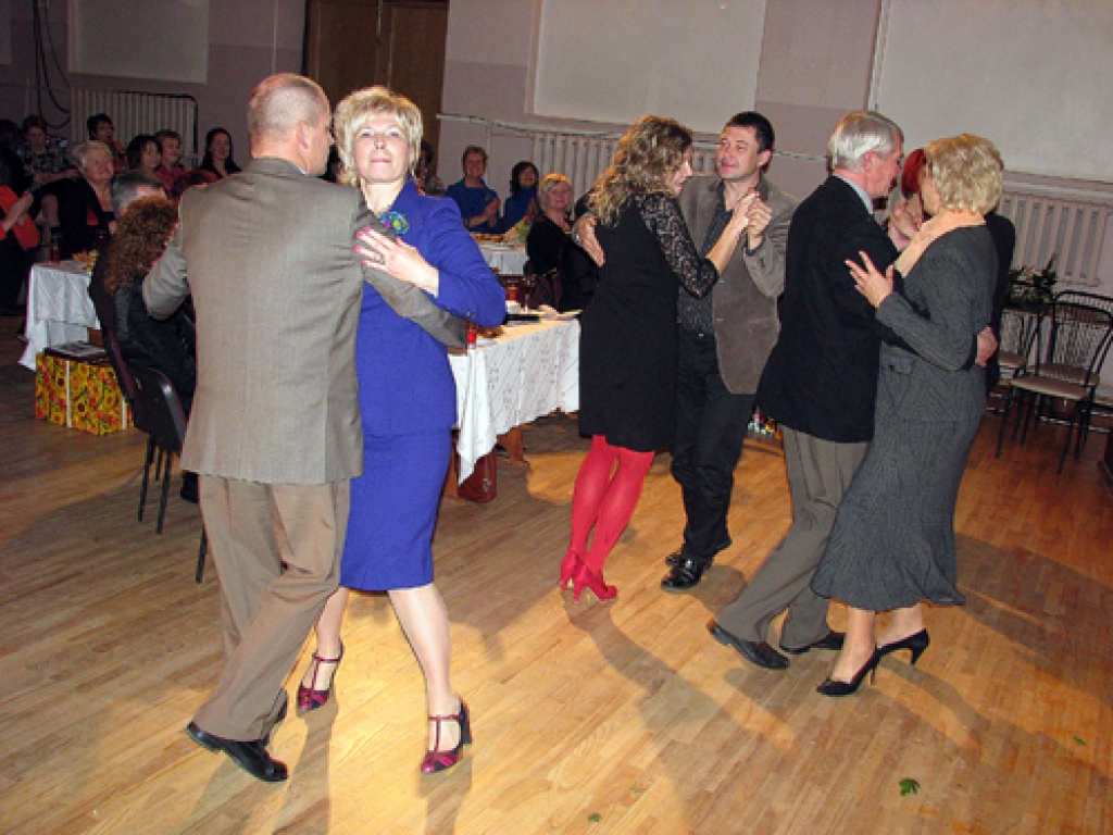 Konkursa «Gada skolotājs» noslēguma pasākumā pērnā gada novembrī Bauskas novada Izglītības pārvaldes vadītāja Aija Spriņķe valsē ar savu vietnieku Aleksandru Novicki, nenojaušot, ka daļa deputātu jau tad ar viņas vadītās iestādes darbu ir ļoti neapmierināti.