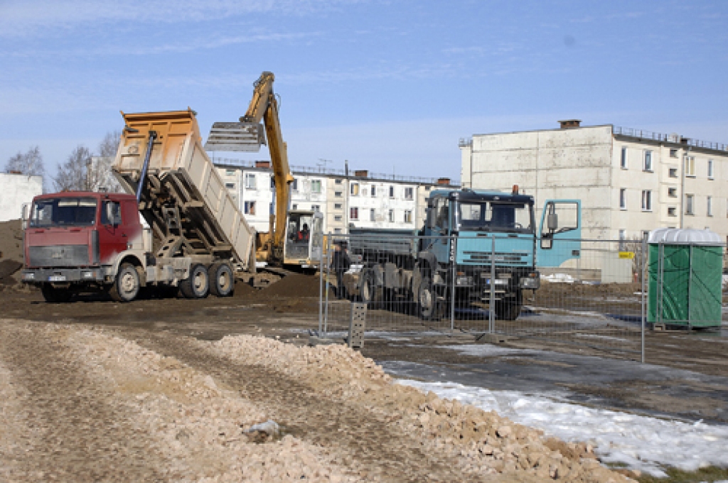 SIA «Šons» būvē autostāvlaukumu un placi «zaļajam» tirdziņam Pilsrundālē.
