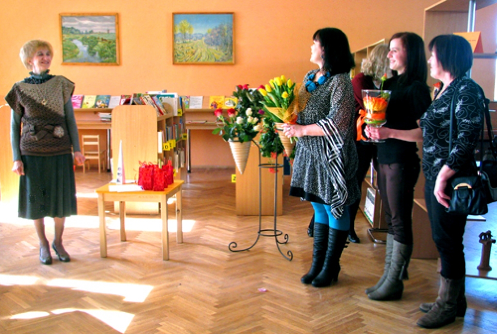 Ainu Piku, Rītausmu bibliotēkas vadītāju, sveic Īslīces kultūras nama vadītāja Aiga Baltalksne un viņas kolēģes.