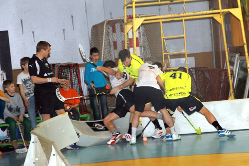 Cīņa par bumbiņu izslēgšanas spēlēs ir īpaši sīva – pie borta grūstās FK «Bauska» un Cēsu «Lekringa» spēlētāji.